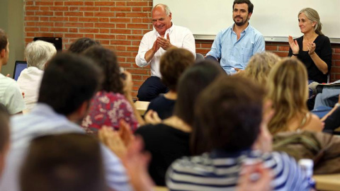 El cabeza de lista de Catalunya Sí que es Pot, Lluís Rabell; el candidato de IU a la presidencia del Gobierno, Alberto Garzón; y la coordinadora nacional de ICV, Dolors Camats, durante un acto celebrado este mediodía en la Universitat de Ba