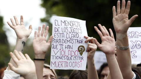 Concentración de protesta frente al Palacio de Justicia de Navarra por la sentencia de 'La Manada'. EFE/Jesus Diges