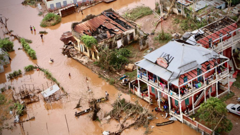 La gente camina en la calle inundada de Buzi, en el centro de Mozambique, el 20 de marzo de 2019 después del paso del ciclón Idai | AFP/ Adrien Barbier