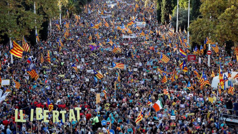 Miles de personas se concentran en la calle Marina de Barcelona para participar en la manifestación convocada por la ANC, Òmnium Cultural y otras entidades, para protestar contra las condenas dictadas por el Tribunal Supremo a los líderes d