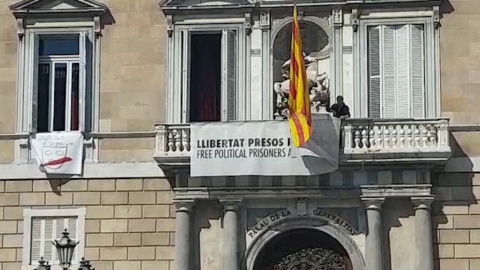 Retiran los lazos de la fachada del Palau de la Generalitat