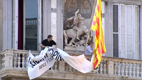 Torra quita los lazos amarillos y los sustituye por una pancarta a favor de la libertad de expresiÃ³n