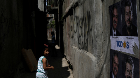 Una niña camina por una calle con propaganda electoral peronista a las afueras de Buenos Aires.- REUTERS/ RICARDO MORAES