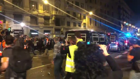 Lanzan huevos y latas en Barcelona a los furgones de la PolicÃ­a