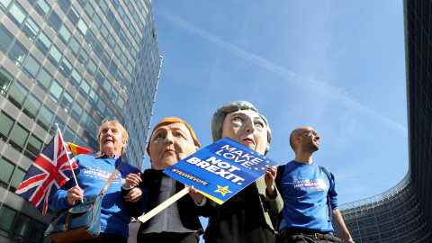 Los manifestantes vestidos como la canciller alemana Angela Merkel y la primera ministra británica Theresa May. / Reuters