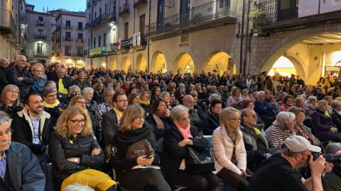 Centenars de persones a la Plaça del Vi de Girona assisteixen a la presentació de llibre del jurista Jaume Alonso-Cuevillas. PÚBLIC