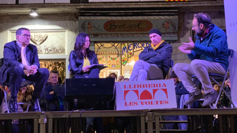 Jaume Alonso-Cuevillas en la presentació de llibre a la plaça del Vi de Girona, amb Mars Topor, Lluís Llach i Benet Salellas. JACK GOU