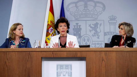 La ministra de Educación y Formación Profesional, Isabel Celaá (c), junto a la ministra de Sanidad, María Luisa Carcedo (d), y la ministra de Economía, Nadia Calviño (i), este viernes durante la rueda de prensa posterior al Consejo de Minis