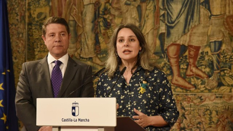 El presidente de Castilla-La Mancha, Emiliano García-Page, con la directora del Instituto de la Mujer, Araceli Martínez. E.P.