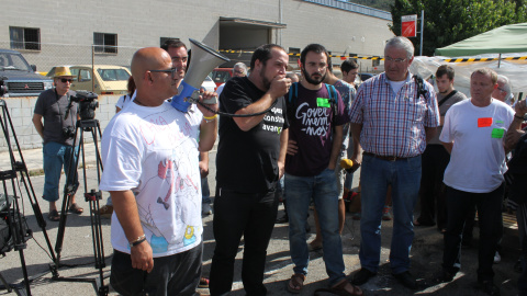 David Fernàndez y Alberto Botrán, de la CUP, con los trabajadores de Valeo.