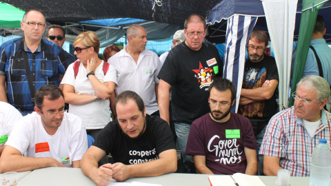 David Fernàndez y Alberto Botrán, de la CUP, con los trabajadores de Valeo.