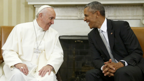 El papa Francisco conversa con el presidente estadounidense, Barack Obama en la base aérea de Andrews, Maryland (EE.UU.) en el despacho oval de la Casa Blanca. REUTERS