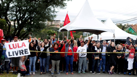 Desde que Lula ingresó en prisión centenares de personas se han instalado en una vigilia permanente como forma de protesta contra su encarcelamiento / REUTERS