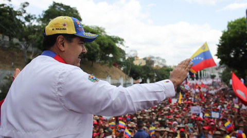 Fotografía cedida por Prensa Miraflores que muestra al presidente de Venezuela, Nicolás Maduro, este sábado mientras recibe la marcha "antiimperialista" de simpatizantes en el Palacio de Miraflores, en Caracas (Venezuela). EFE/ Prensa Miraf