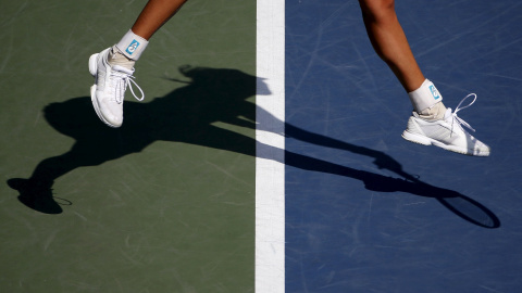 La sombra de la española Garbine Muguruza en un partido contra Barbora Strycova de la República Checa en el Pan Pacific Open in Tokio, Japón. REUTERS / Yuya Shino