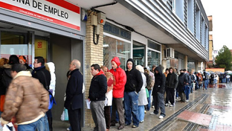 Una cola de personas en una oficina de empleo en Madrid.