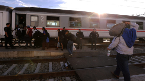 Varios refugiados suben a un tren húngaro en la ciudad fronteriza de Tovarnik, Croacia hoy 23 de septiembre de 2015. Croacia recibió ayer a 8.750 refugiados procedentes de zonas en conflicto. EFE/Antonio Bat