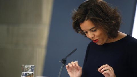 La vicepresidenta del Gobierno en funciones, Soraya Sáenz de Santamaría, durante la rueda de prensa que ha ofrecido tras la reunión del Consejo de Ministros, que ha presidido hoy al encontrarse el jefe del Ejecutivo en funciones, Mariano Ra