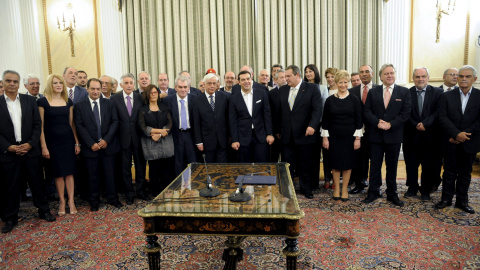 El primer ministro griego Alexis Tsipras, junto con el nuevo Gobierno, durante la ceremonia en la que prestó juramento. REUTERS