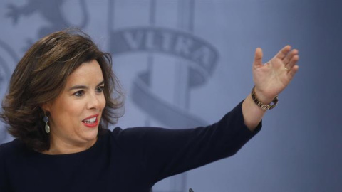 La vicepresidenta del Gobierno en funciones, Soraya Sáenz de Santamaría, durante la rueda de prensa que ha ofrecido tras la reunión del Consejo de Ministros, que ha presidido hoy al encontrarse Mariano Rajoy en Bratislava. EFE/Angel Díaz