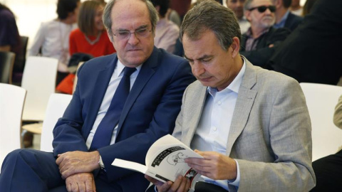 Zapatero en una de sus últimas apariciones públicas, la semana pasada en la presentación de un libro junto a Ángel Gabilondo en Madrid. /EFE