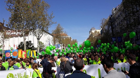 Los manifestantes han acudido a la cita con camisetas y globos verdes / EP