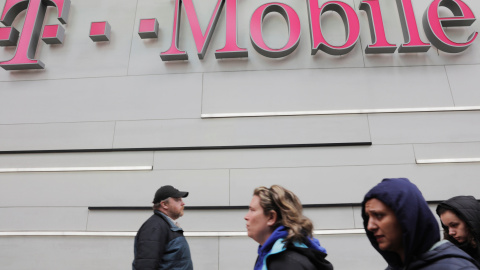 Vsrios peatones junto a una tienda de T-Mobile en Nueva York. REUTERS/Lucas Jackson