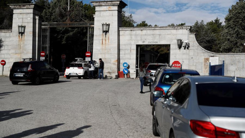 Una hilera de coches espera frente al control en la puerta principal para entrar en el Valle de los Caídos. / EFE