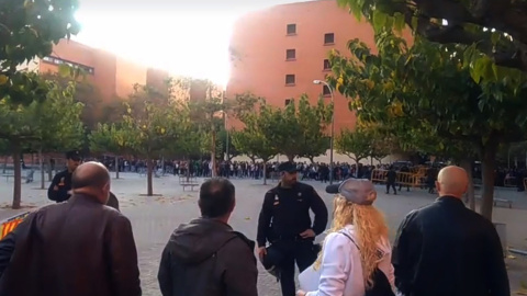 La ultraderecha trata de impedir un acto académico en la Universitat de València. / JC