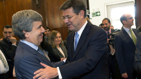 El vocal del Consejo General del Poder Judicial , Juan Manuel Fernández, saluda al ministro de Justicia, Rafael Catalá. EFE/Villar López