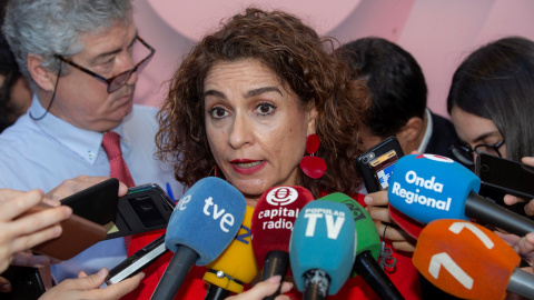 La ministra de Hacienda en funciones, María Jesús Montero, atiende a la prensa momentos antes de su intervención en la segunda jornada del XXII Congreso Nacional de la Empresa Familiar, en Murcia. EFE/Marcial Guillén