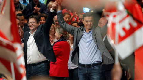 El presidente del Gobierno y secretario general del PSOE, Pedro Sánchez (d), junto al líder del PSPV-PSOE y presidente de la Generalitat Valenciana, Ximo Puig (i), en un acto político del PSOE en Alicante. /EFE