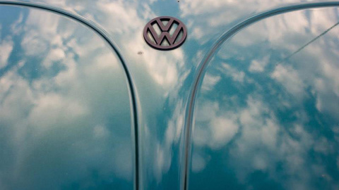 Fotografía del logo de Volkswagen en un VW Beetle. / JULIAN STRATENSCHULTE (EFE)