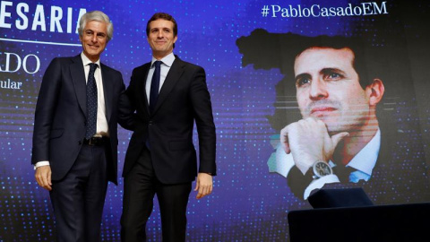 El presidente del PP, Pablo Casado (d), junto a Adolfo Suárez Illana, durante su intervención en el espacio de foros "La España necesaria", que organiza el diario El Mundo. /EFE