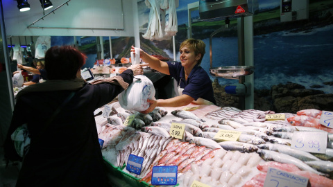 Un puesto de pescado en un mercado de Madrid. REUTERS