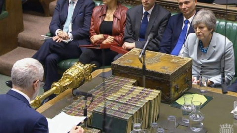 Theresa May, a la derecha de la imagen, escucha en el Parlamento británico al líder de la oposición, el laboralista Jeremy Corbin. (EFE)