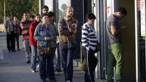 Una cola delante de una oficina del Servicio de Empleo de la Comunidad de Madrid. REUTERS