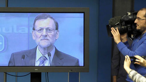 Los periodistas tienen que seguir el discurso de Rajoy desde la sala de prensa. El presidente no acepta preguntas. Archivo EFE