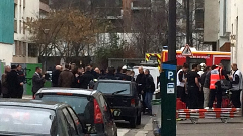 Bomberos y policías en la entrada de la revista 'Charlie Hebdo'. /AFP