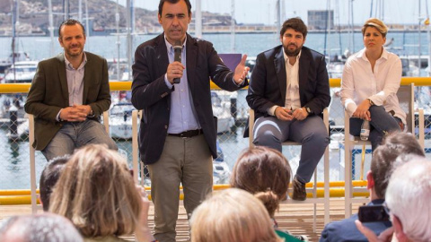 El coordinador general del Partido Popular, Fernando Martínez-Maíllo (2i) acompañado por el presidente del Partido Popular en Murcia Fernando López Miras (2d); la candidata a la alcaldía de Cartagena por el PP Noelia Arroyo (d) y el preside