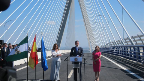 El presidente del Gobierno, Mariano Rajoy, y la presidenta de la Junta de Andalucía, Susana Díaz, presiden la inauguración del puente 'Constitución 1812' en Cádiz.- EUROPA PRESS