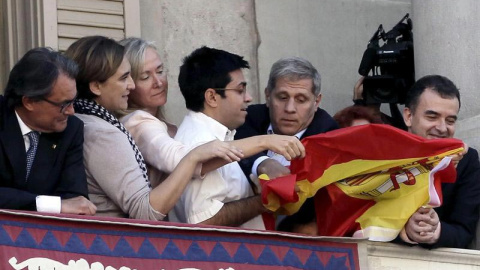 Otra imagen del momento de tensión vivido en el balcón del Ayuntamiento de Barcelona. / EFE