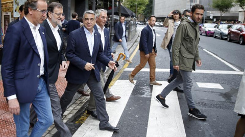 El presidente del Gobierno en funciones, Mariano Rajoy, y el candidato del PP a lehendakari, Alfonso Alonso, se dirigen por las calles de la capital vizcaína a un mitin electoral. EFE/Luis Tejido