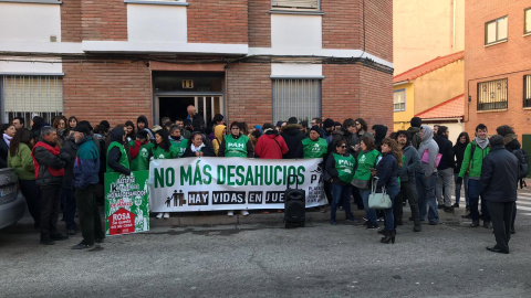 Decenas de activistas intentan frenar el desahucio de una mujer en Zaragoza. /EDUARDO BAYONA