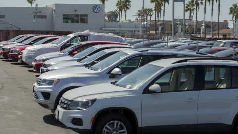 Vehículos nuevos y de segunda mano en un concesionario de  Volkswagen en la localidad californiana de San Diego (EEUU). REUTERS/Mike Blake