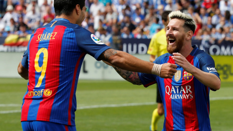 Los jugadores del Barcelona, Leo Messi y Luis Súarez, celebrando uno de los goles en el partido frente al Leganés. REUTERS/Sergio Perez