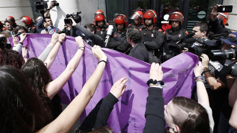 Manifestantes frente al Palacio de Justicia de Navarra el día de la sentencia contra 'La Manada' EFE/ Jesus Diges