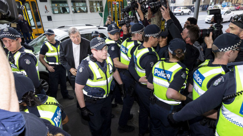 El cardenal George Pell, a su llegada a la Corte de Melbourne, protegido por un fuerte dispositivo policial. REUTERS