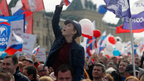 Un niño sobre los hombros de su padre, en la marcha del Primer de Mayo en el centro de Moscú. REUTERS/Maxim Shemetov