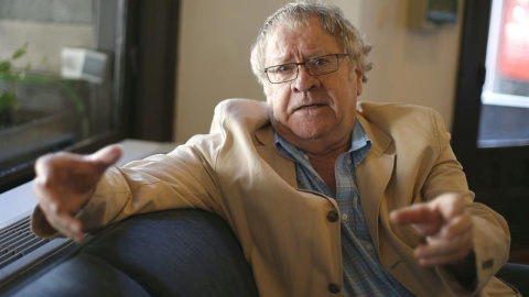 El hispanista Ian Gibson durante una entrevista con Efe sobre su nuevo libro, "Poeta en Granada", donde recorre los rincones más emblemáticos por los que anduvo Federico García Lorca.- EFE